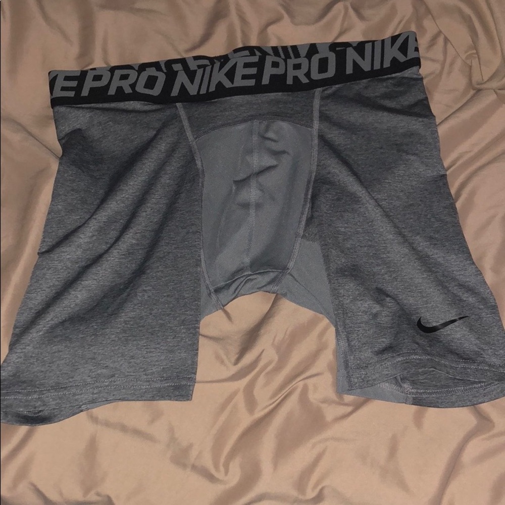 Nike Mens Gray Compression Shorts. Large